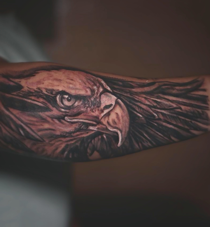 Águila en Sombras — Franko Aguayo en Abyss Tattoo Studio