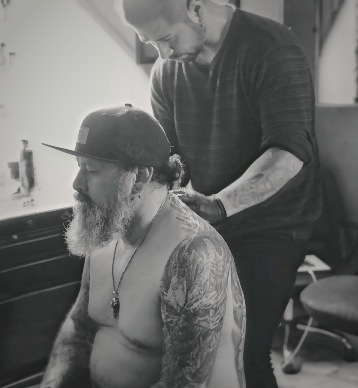 Ritual en Cabina: Preparación Craneal — Abyss Studio en Abyss Tattoo Studio