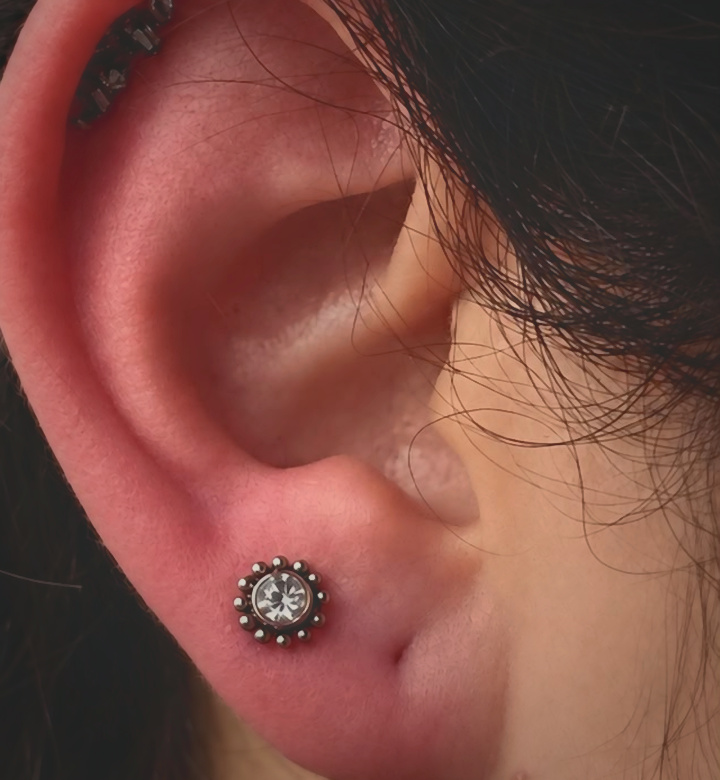 Upper Lobe · Accesorio Cristal y Filigrana — Diego H. en Abyss Tattoo Studio