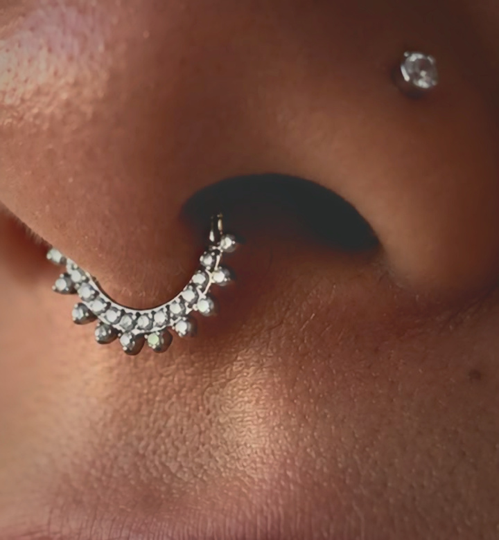 Dúo Nasal: Septum Cristales y Nostril — Diego H. en Abyss Tattoo Studio